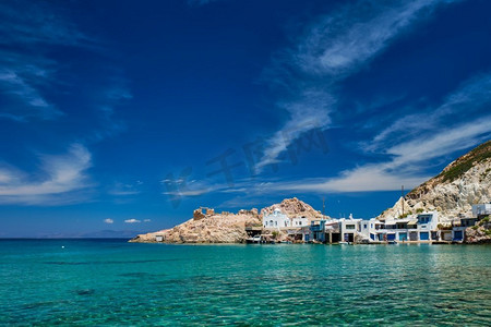 希腊村庄Firapotamos在米洛斯岛，希腊。希腊米洛斯的Firapotamos村的海滩