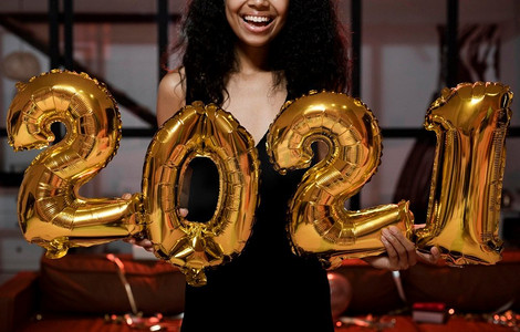 气球的2021摄影照片_快乐的女人举行2021气球派对