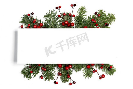 圣诞节绿色冷杉树枝和红色冬青浆果框架边界隔绝在白色背景。圣诞冷杉和红冬青浆果框架