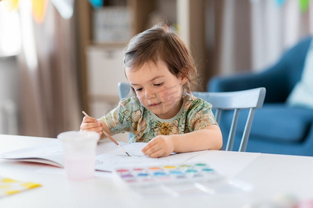 童年，艺术和休闲概念—小女婴在家里或幼儿园绘画。小女婴在家里或幼儿园绘画