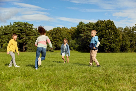 童年，休闲和人的概念—一群快乐的孩子玩标签游戏和在公园跑步。快乐的孩子玩和运行在公园