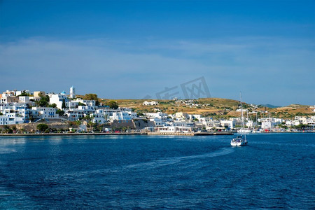 游艇在爱琴海附近的阿达曼塔斯阿达马斯港口城镇米洛斯岛。希腊米洛斯希腊米洛斯岛阿达马斯港镇