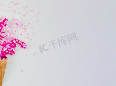 海报冰激凌摄影照片_带复印空间的粉色五彩冰激凌蛋筒
