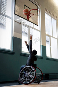 全镜头男子轮椅打篮球