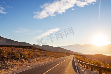 弥散流浪摄影照片_山间风景如画的公路。旅行背景。