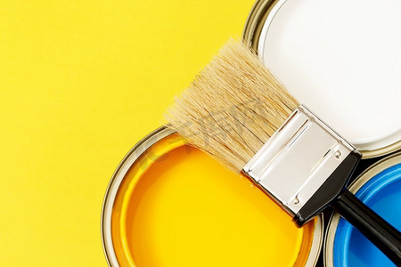 油漆罐和画笔以及如何选择完美的室内涂料颜色和健康