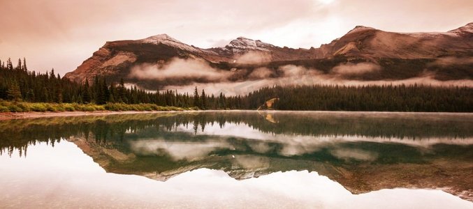 蒙大拿州摄影照片_美国蒙大拿州冰川国家公园，风景如画的岩石山峰。美丽的自然风光。