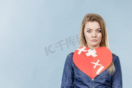 悲伤的年轻少女,心碎如纸.卡通动漫人物美女