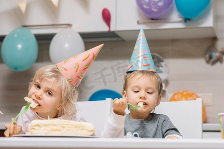孩子们吃蛋糕生日派对