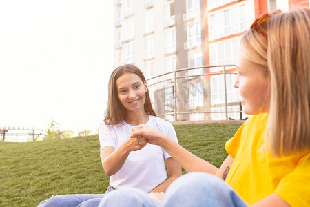 朋友们用手语互相交流美女人物特写