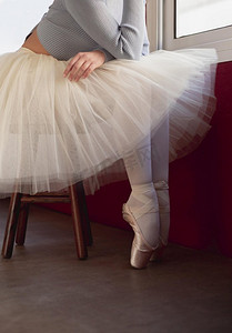 芭蕾舞裙摄影照片_芭蕾舞女芭蕾舞裙尖头鞋窗口