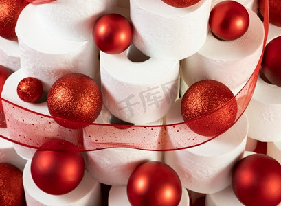 圣诞球红色摄影照片_高视图红色圣诞球锡箔卫生纸树