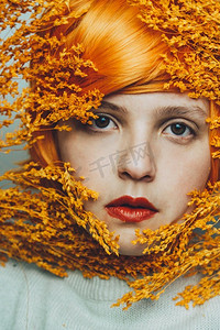穆迪摄影照片_穆迪用橙色色调描绘的白人女性肖像