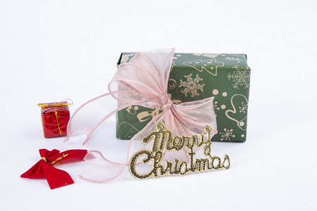 金色小鹿摄影照片_圣诞节礼物喜庆绿色花纹蝴蝶结节日送礼传统