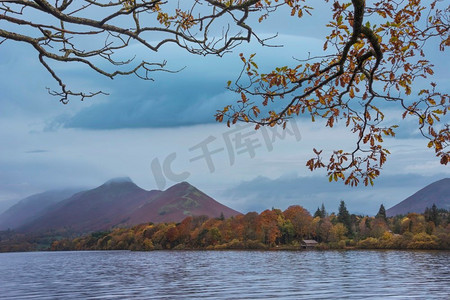 秋季湖区德文特湖上的卡特贝尔史诗般的景观形象，薄雾笼罩着山丘和林地