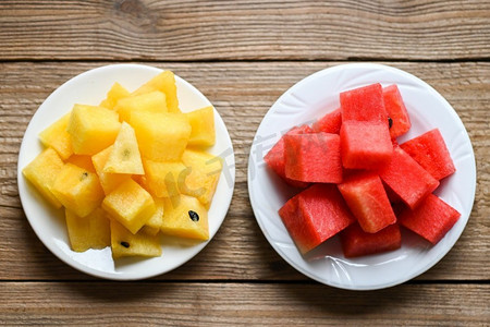 黄西瓜摄影照片_红黄相间的白盘西瓜片，甜甜的西瓜片，新鲜的西瓜热带夏季水果-顶观