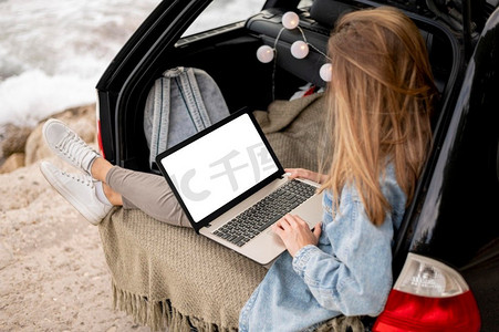 年轻女子浏览笔记本电脑公路之旅