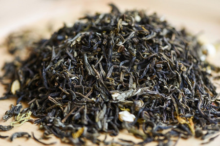 在木背景的中国干茶，茉莉花茶干为冲泡茶，叶红茶