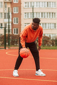 打篮球操场摄影照片_青少年打篮球户外