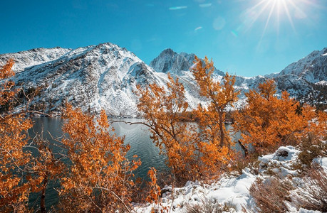 加利福尼亚摄影照片_初冬山区美丽的自然风光。内华达山脉的风景。美国，加利福尼亚州。旅游和寒假背景。