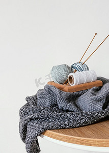 编织框摄影照片_带羊毛编织针的篮子8