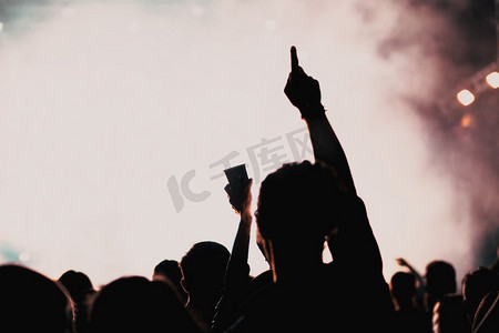 在音乐会上欢呼的人群举手欢呼