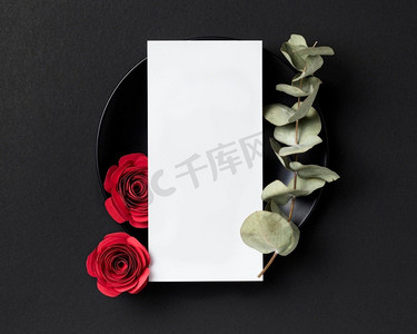顶视图情人节玫瑰与板空白卡