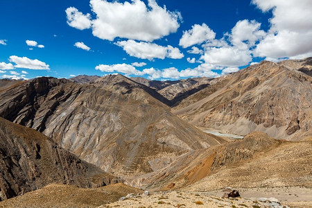 通往山脉的公路摄影照片_马纳利—列通往印度喜马拉雅山脉拉达克的公路。印度拉达克印度喜马拉雅山脉的马纳利—列通往拉达克的公路