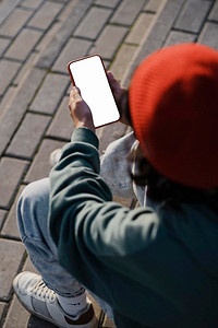 高角度青少年户外使用智能手机
