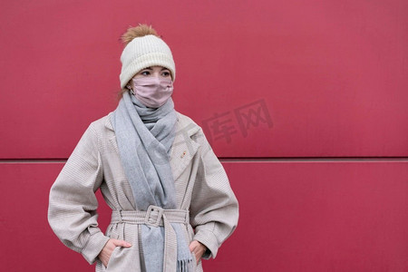 流行文案摄影照片_戴着医用口罩的前视女性户外文案空间