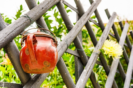 老红罐挂在乡间篱笆上。老红罐在乡村围栏