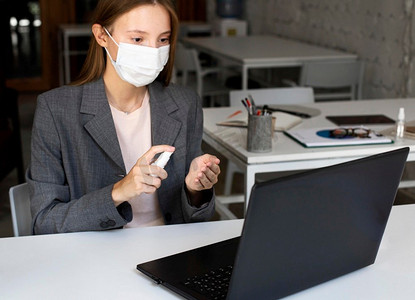 戴口罩的新常态办公室2口罩防静电帽