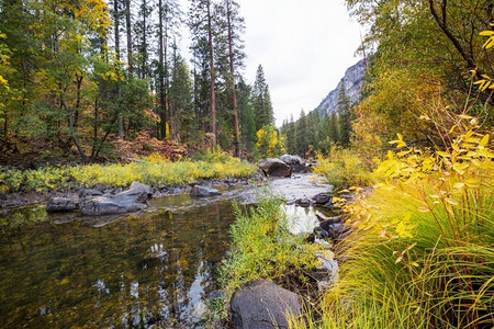 秋季山水摄影照片_美国加利福尼亚州约塞米蒂国家公园美丽的秋季