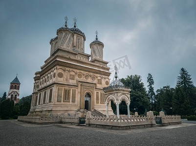 传说秘籍摄影照片_Curtea de Arges古老的基督教东正教修道院在罗马尼亚。美丽的大教堂立面和建筑细节从马诺尔工匠的传说