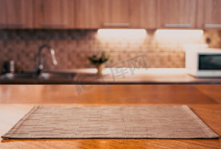 家居背景厨房摄影照片_模糊的厨房内部和木制办公桌空间家居背景