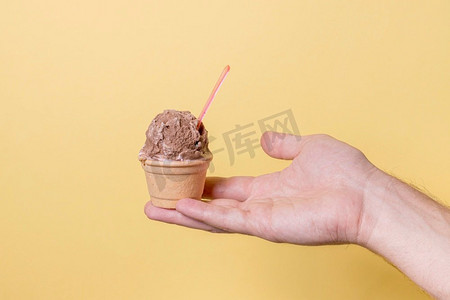 拿冰淇淋摄影照片_手拿冰淇淋巧克力勺