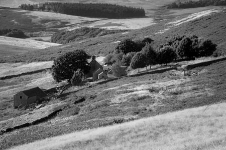 英国匹克区废弃的废弃农场建筑的黑白风景图像