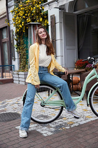 一位笑容满面的女士摆出她自行车城的姿势