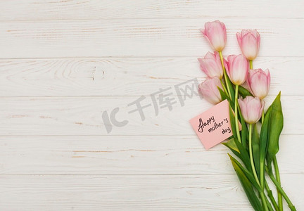 鲜花与母亲节快乐卡片桌
