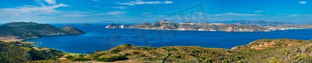 希腊风景的风景全景—爱琴海附近米洛斯岛在夏天在希腊。希腊米洛斯岛附近的爱琴海