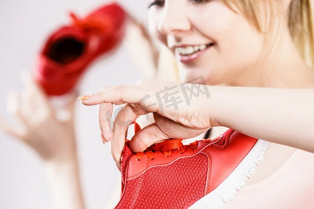 女士展示运动服运动鞋，红色鞋子，舒适的鞋子，非常适合锻炼和训练。女士展示运动服运动鞋