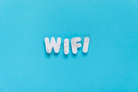 wifi动图摄影照片_WiFi文本以纯背景拼写