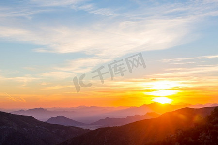 梦幻景观摄影照片_日落在山上。美丽的自然背景。