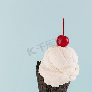 樱桃黑甜筒冰淇淋