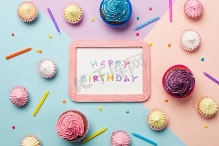 生日快乐木质相框，周围环绕着松饼、蛋糕、蜡烛、彩色背景