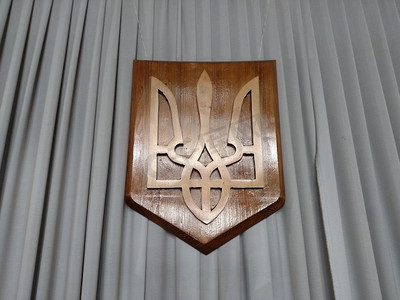乌克兰会徽符号三叉戟标志灰色波纹背景