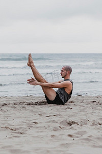 带文案空间的侧视男人沙滩瑜伽姿势