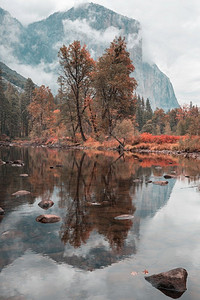 美国加利福尼亚州约塞米蒂国家公园美丽的秋季
