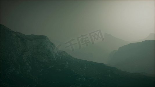 阿富汗山区晨雾