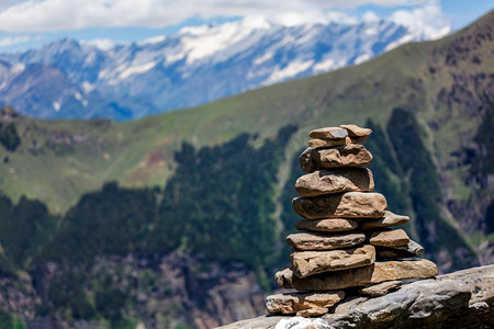 石堆在喜马拉雅山与山在背景。印度喜马偕尔邦Kullu Valley上方的Manali附近。喜马拉雅山的石堆